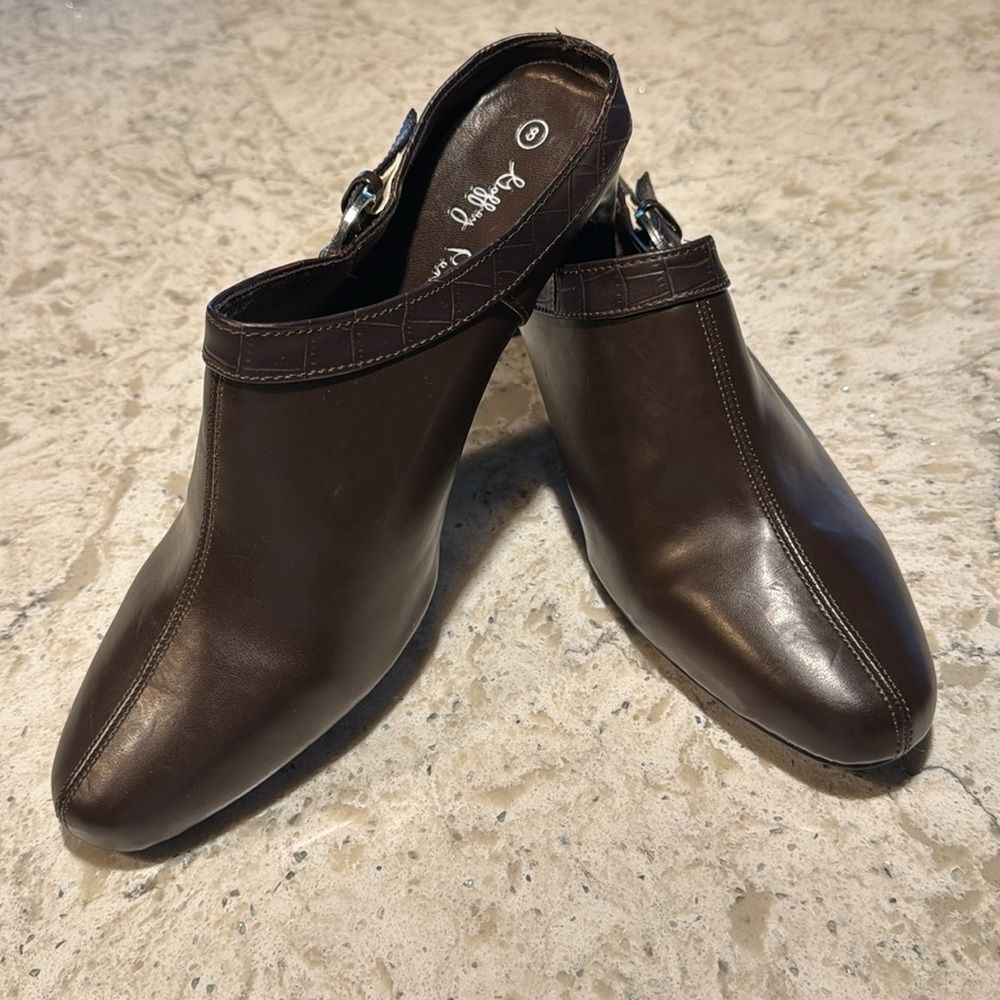 NEW~GOFFREY PENNELI~BROWN MULES~SILVER & BLACK BUCKLE~2 1/4” HEEL~VERY NICE~BR